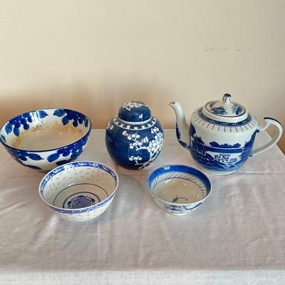 818 Blue And White Chinese Pottery