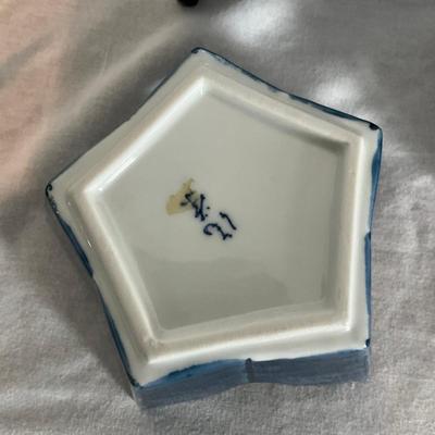 819 Six Piece Blue/White Chinese Pottery