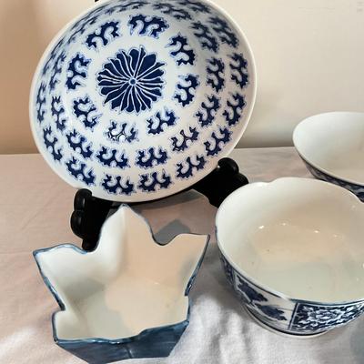819 Six Piece Blue/White Chinese Pottery
