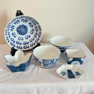 819 Six Piece Blue/White Chinese Pottery