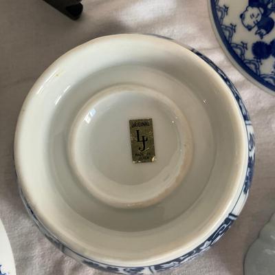 819 Six Piece Blue/White Chinese Pottery