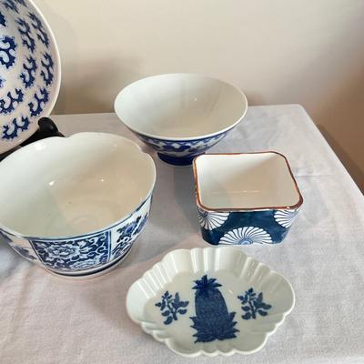 819 Six Piece Blue/White Chinese Pottery