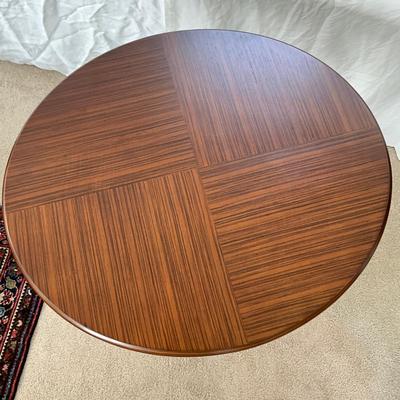 835 Set of Two Oval Collapsible Tables With Stand