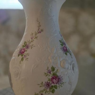 KAISER PORCELAIN VASE, MILK GLASS VASE AND MORE