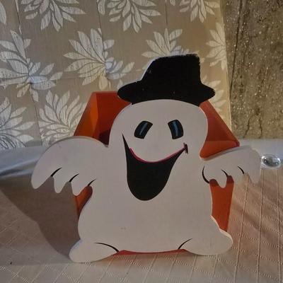 HALLOWEEN ITEMS AND A VARIETY OF CANDLES