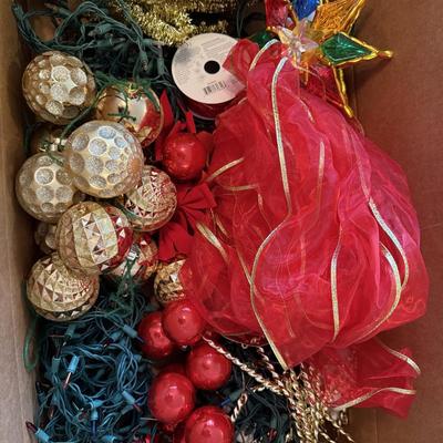 Red/Gold Christmas tree decor/lights