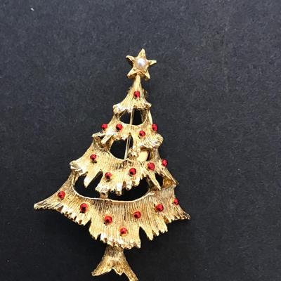 Sale Photo Thumbnail #50: Very nice vintage Gerrys gold tone Christmas brooch. Please see attached photos.