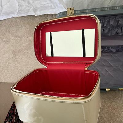 880 Assorted Vintage Suitcase Lot