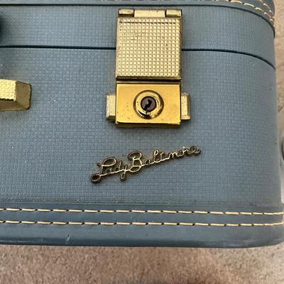 880 Assorted Vintage Suitcase Lot