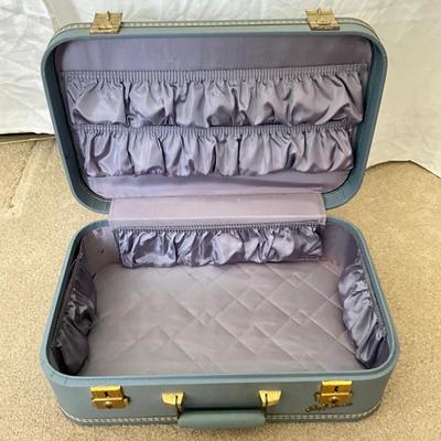 880 Assorted Vintage Suitcase Lot