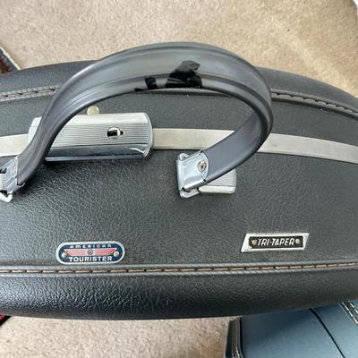 880 Assorted Vintage Suitcase Lot