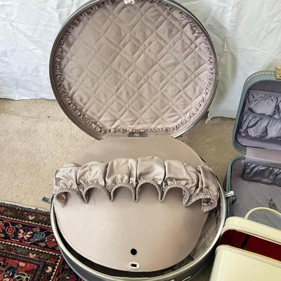 880 Assorted Vintage Suitcase Lot