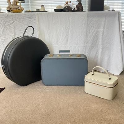 880 Assorted Vintage Suitcase Lot