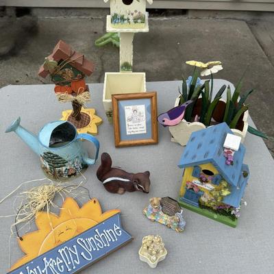 Decorations with tote