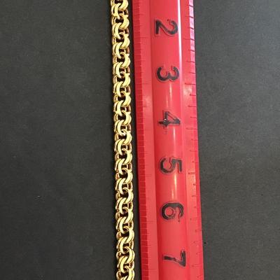 Very nice vintage, Monet Gold tone bracelet. Please see attached photos.