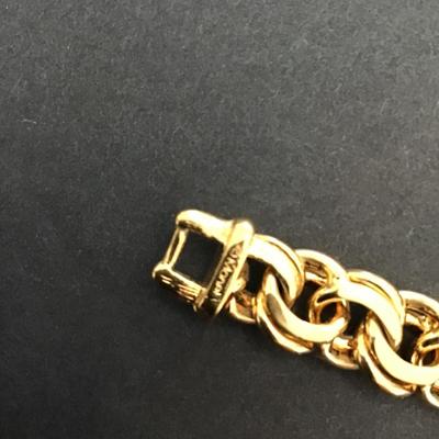 Very nice vintage, Monet Gold tone bracelet. Please see attached photos.
