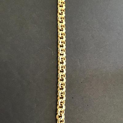 Very nice vintage, Monet Gold tone bracelet. Please see attached photos.