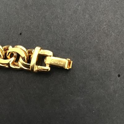 Very nice vintage, Monet Gold tone bracelet. Please see attached photos.