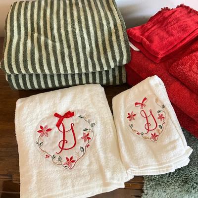 891 Green and Red Towels Lot