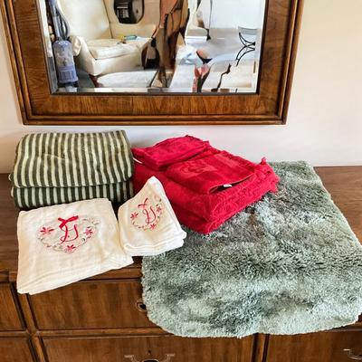 891 Green and Red Towels Lot