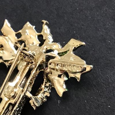Gerrys Vintage holiday Brooch