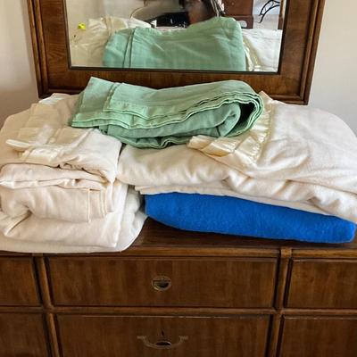899 Lot of Various Sized Wool & Polyester Blankets by Pharabo