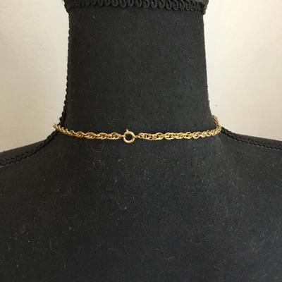 Beautiful vintage goldtone, circular locket photo locket necklace. Very nice very beautiful.