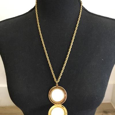 Beautiful vintage goldtone, circular locket photo locket necklace. Very nice very beautiful.