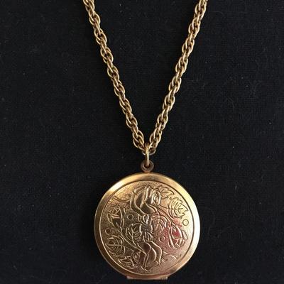Beautiful vintage goldtone, circular locket photo locket necklace. Very nice very beautiful.