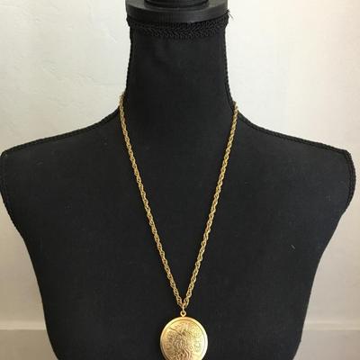 Beautiful vintage goldtone, circular locket photo locket necklace. Very nice very beautiful.
