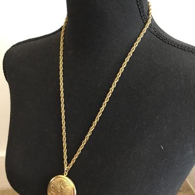 Beautiful vintage goldtone, circular locket photo locket necklace. Very nice very beautiful.