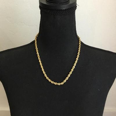 Very nice gold toned chain necklace. Very nice quality very beautiful.