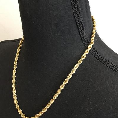 Very nice gold toned chain necklace. Very nice quality very beautiful.