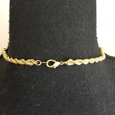 Very nice gold toned chain necklace. Very nice quality very beautiful.