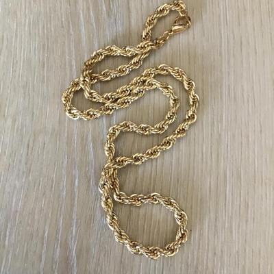 Very nice gold toned chain necklace. Very nice quality very beautiful.