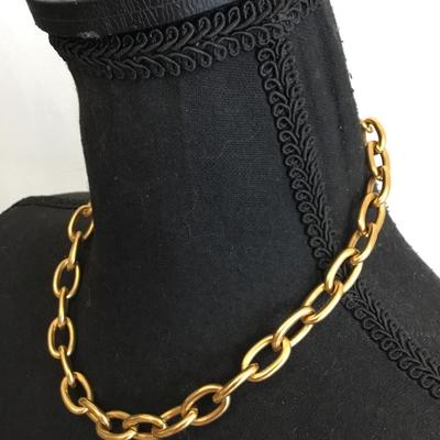 Very nice gold toned, chain-link toggle clasp necklace, vintage
