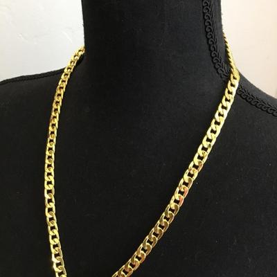 Beautiful very nice yellow gold toned chain necklace. Very nice very beautiful.