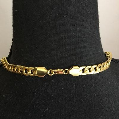 Beautiful very nice yellow gold toned chain necklace. Very nice very beautiful.