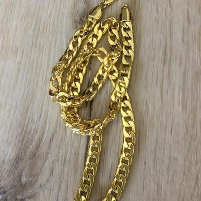 Beautiful very nice yellow gold toned chain necklace. Very nice very beautiful.