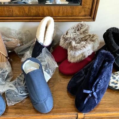 703 Large Lot of Women's Slippers and Shoes Size 6-7