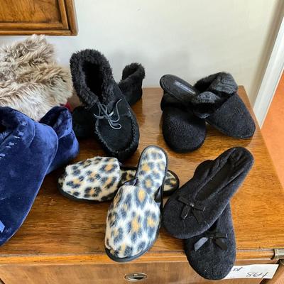 703 Large Lot of Women's Slippers and Shoes Size 6-7