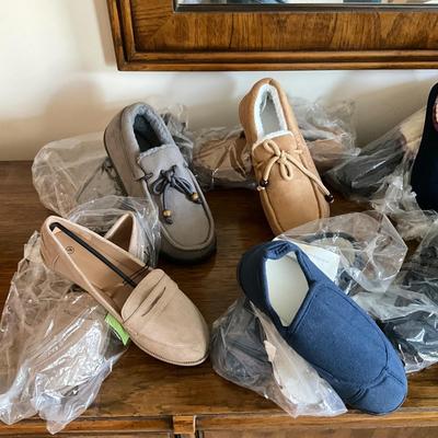 703 Large Lot of Women's Slippers and Shoes Size 6-7