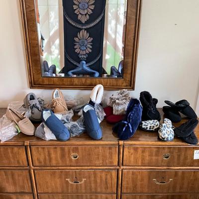 703 Large Lot of Women's Slippers and Shoes Size 6-7