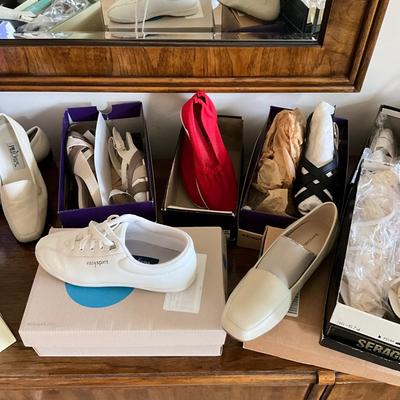 704 Large Lot of 15 Pairs of Women's Shoes size 6-7