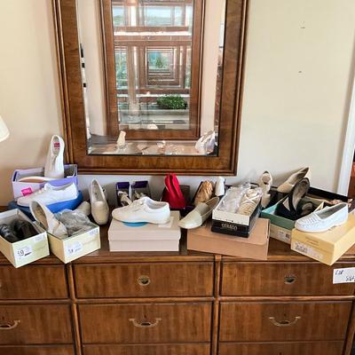 704 Large Lot of 15 Pairs of Women's Shoes size 6-7