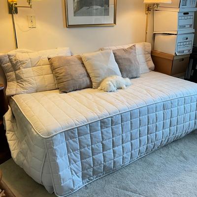 714 Twin Bed with Bedspread and Pillows