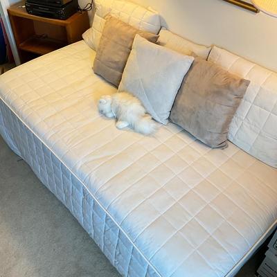 714 Twin Bed with Bedspread and Pillows