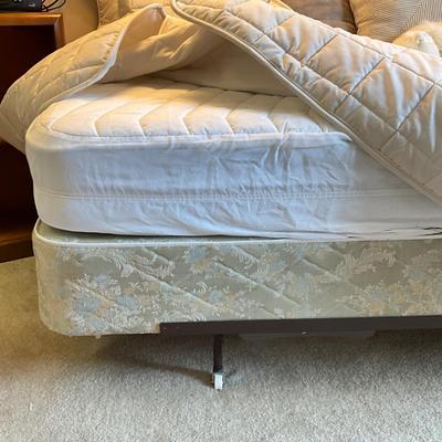 714 Twin Bed with Bedspread and Pillows