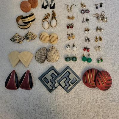 A COLLECTION OF EARRINGS