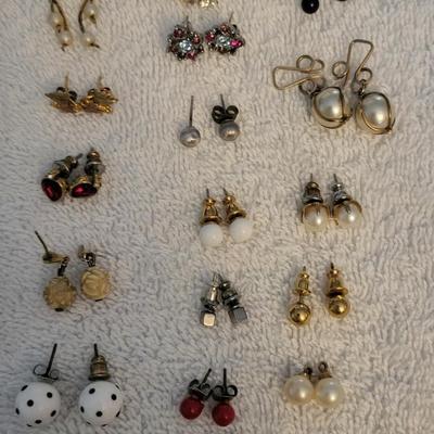 A COLLECTION OF EARRINGS